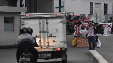 Penutupan jalan untuk mencegah penyebaran Virus Corona COVID-19 lewat PSBB.