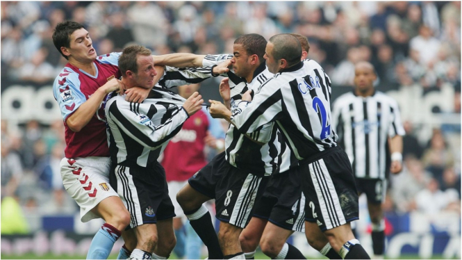 Dua pemain Newcastle United, Bowyer dan Dyer berkelahi