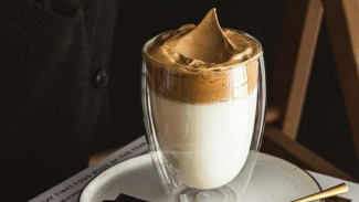 Cara Membuat Dalgona Iced Coffee Mudah Tanpa Ribet dan Mixer