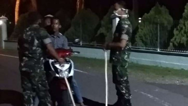 VIVA Militer:  Prajurit TNI sosiaslisasikan jam malam di Aceh.