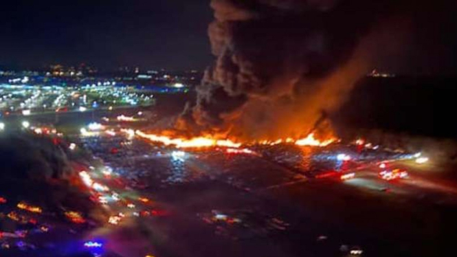 Lahan parkir dekat Bandara Florida terbakar.