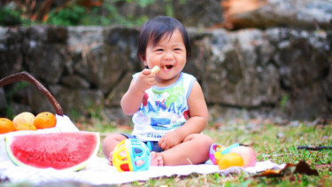 anak sedang makan sayur