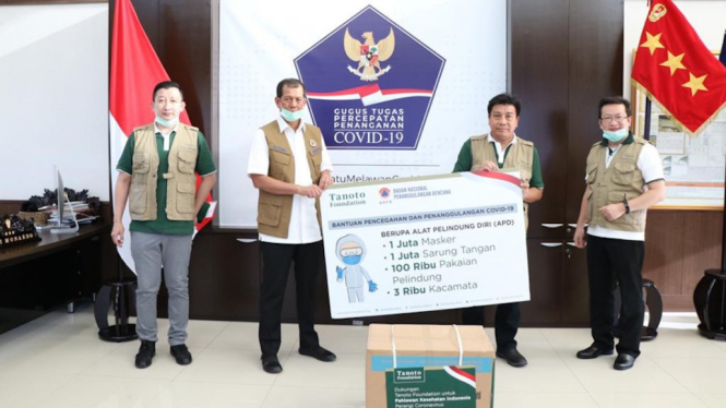 Penyerahan bantuan APD dari Haviez Gautama
Direktur Komunikasi, Tanoto Foundation kepada Agus Wibowo
Kepala Pusat Data, Informasi dan Komunikasi Bencana BNPB.