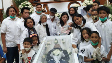 Foto Mutia Ayu dan jenazah Glenn Fredly