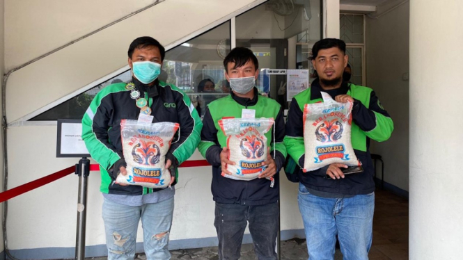 Bantuan Beras dari BNI Syariah ke Ojek Online dan Pedagang.