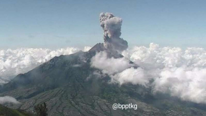 Gunung Merapi meletus