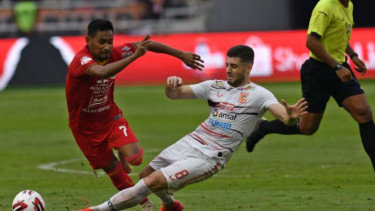 Gelandang Persija Jakarta, Ramdani Lestaluhu (kiri).