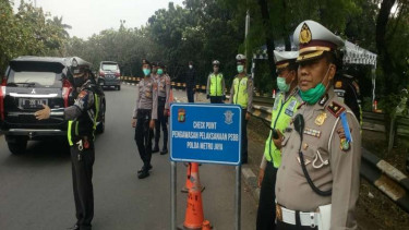 PSBB, polisi cek kendaraan di perbatasan Depok