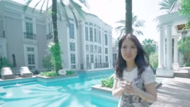 Istri Hary Tanoe, Liliana Tanoesoedibjo, tampak membelakangi rumah mewah mereka di bilangan Jakarta Selatan.