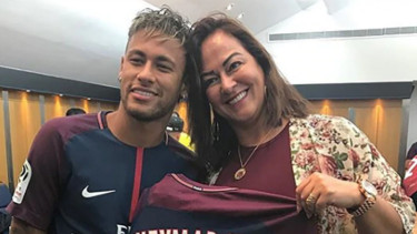 Neymar dan sang ibu, Nadinde Goncalves (kanan).