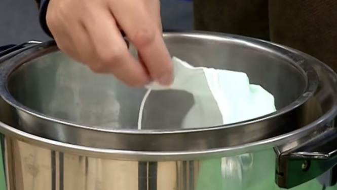 Membersihkan masker bedah dengan rice cooker