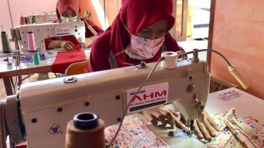 Pekerja di kelompok usaha tak lagi membuat kain lap, tetapi membuat masker kain.
