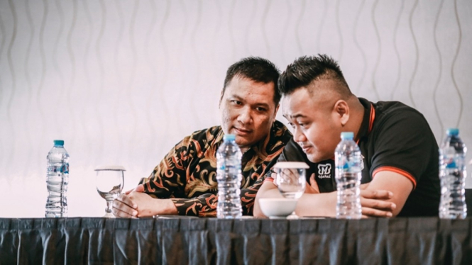 Pemilik Louvre Surabaya, Erick Herlangga (kiri)