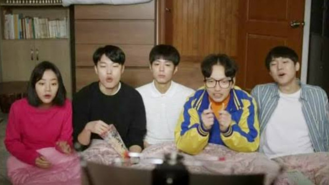 Ilustrasi nonton drama Korea dari Reply 1988.