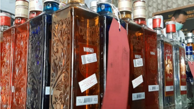 Puluhan botol miras yang berhasil disita petugas