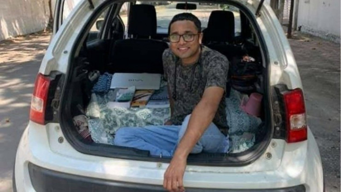Dokter di India tidur di dalam mobil Suzuki Ignis
