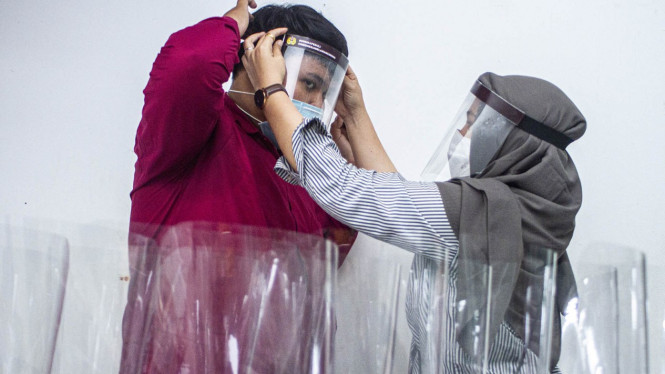 Face shield atau pelindung wajah.
