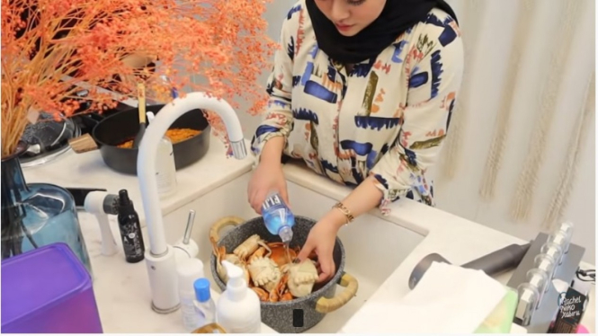 Rachel Vennya cuci kepiting pakai Fiji Water