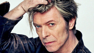 Mantan Gitaris David Bowie Meninggal Dunia karena Virus Corona