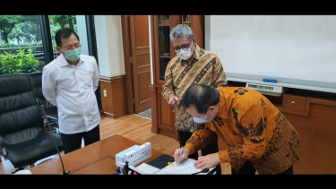 Penyerahan Donasi Obat 400.000 Tablet Chloroquine oleh Dexa Medica yang disaksikan Menteri Kesehatan Dr. dr. Terawan Agus Putranto. 