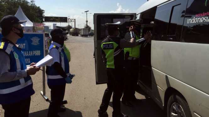 Pemeriksaan kendaraan di jalan tol dalam rangka PSBB.