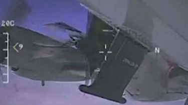 VIVA Militer: Sukhoi Su-35 menuver terbalik dekat pesawat mata-mata AS.