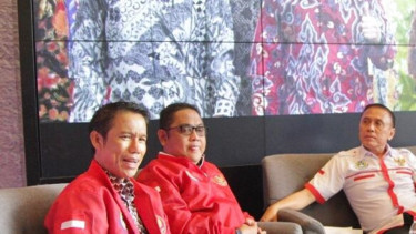 Plt Sekjen PSSI, Yunus Nusi (kiri)