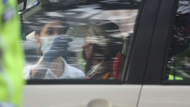 Pintu Tol Pasteur padat saat PSBB hari pertama
