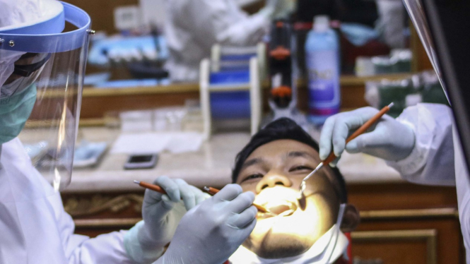 Dokter Gigi Gunakan APD saat Praktek