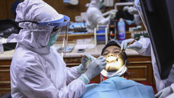 Dokter Gigi Gunakan APD saat Praktek