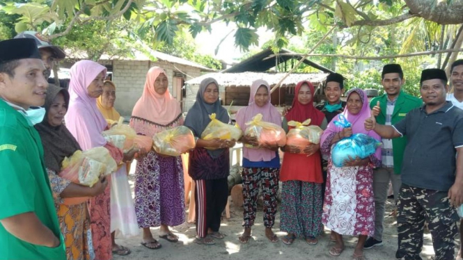 Penyaluran bantuan sembako untuk dalam pendemi COVID-19.