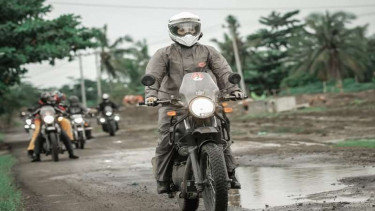 Aksi 'Kartini Moderen' Eleonora Ajisela Agrippina menunggangi sepeda motor