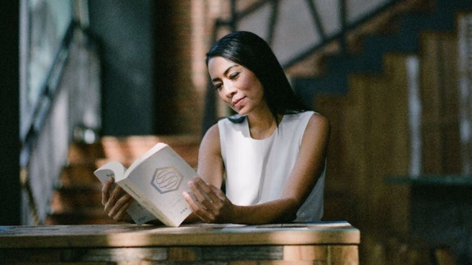 Dee Lestari, artis dan penulis buku.
