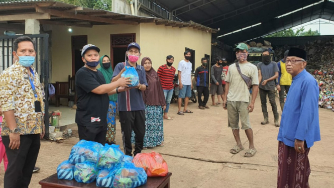 Sejumlah Pemulung di Depok Bagi-bagi Sembako Gratis