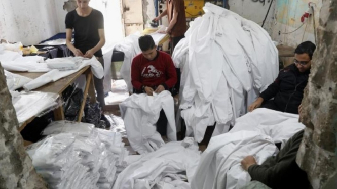 Pabrik di Jalur Gaza sedang memproduksi sejumlah alat kesehatan. 