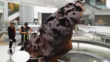 Asteroid Tomanowos.