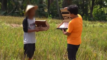YouTuber tawari pizza untuk batalkan puasa.