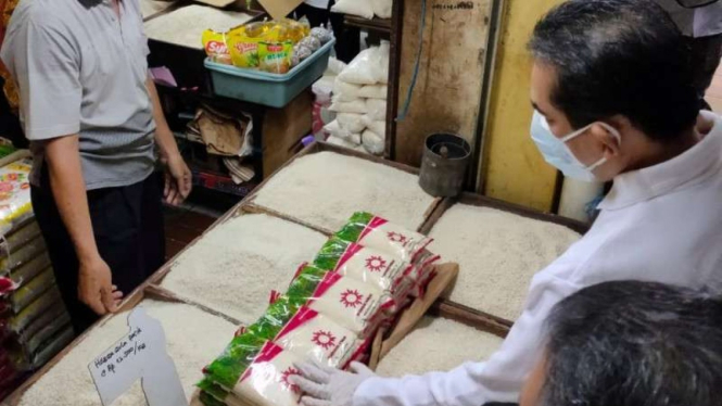 Mendag Agus sidak harga beras ke Pasar Kramat Jati.