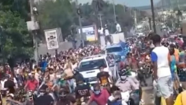 Ribuan orang berkumpul di kota Puerto Plata, Republik Dominika.