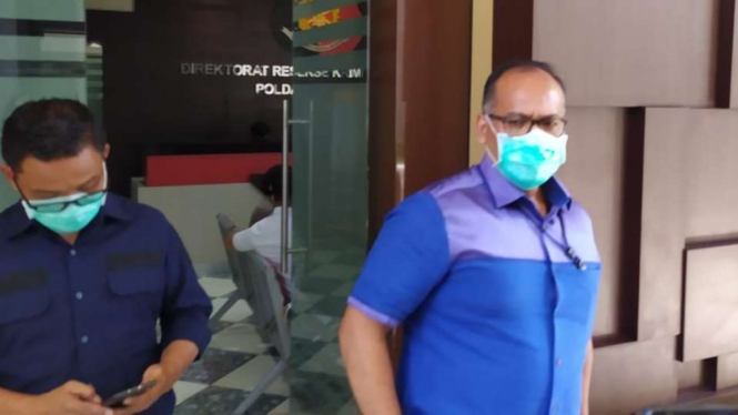 Direktur Reserse Kriminal Khusus Kepolisian Daerah Jawa Timur Kombes Pol Gidion Arif Setiawan berbicara tentang penyelidikan kasus investasi ilegal MeMiles dalam konferensi pers di Surabaya, Rabu, 29 April 2020.