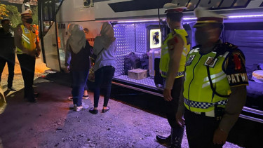 Polisi melakukan pemeriksaan bus membawa pemudik