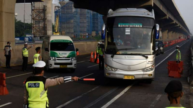 Larangan mudik polisi melakukan penyekatan kendaraan keluar Tol Cikarang Barat 