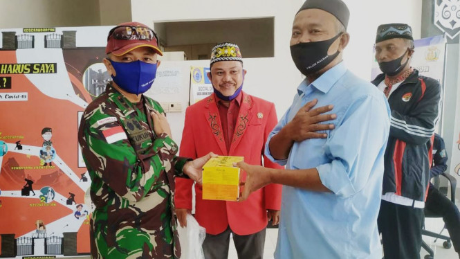 Penyerahan APD dan Vitamin Satgas Pamtas (Agus Alfian/Suara Kalbar)