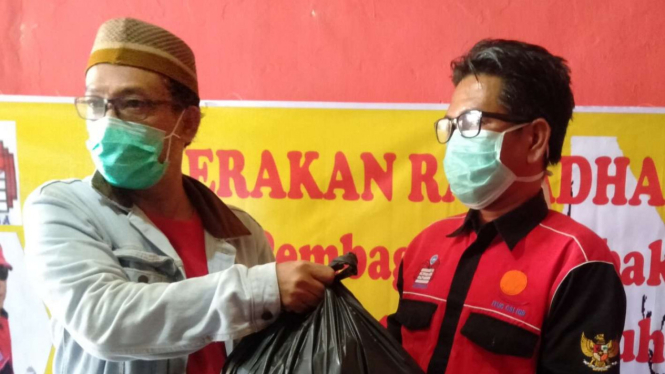 Buruh di Sumsel berbagi sembako pada sesama saat peringatan Mayday.