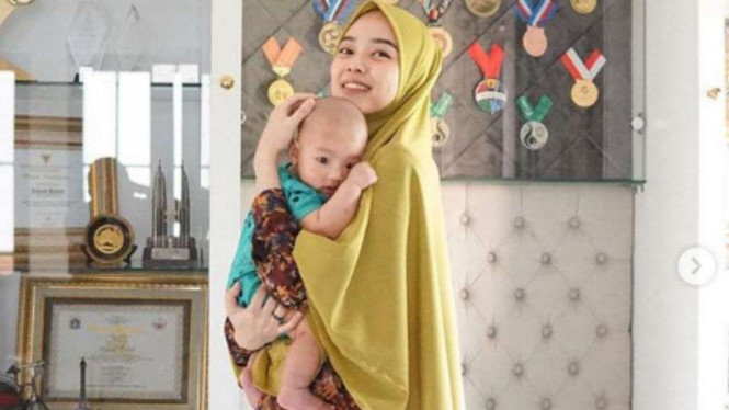 Ratu wushu Indonesia, Lindswell Kwok bersama anaknya.