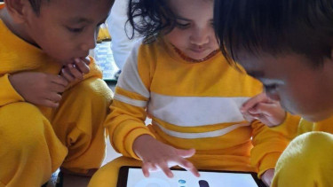 Anak belajar lewat aplikasi pendidikan di tengah Corona.
