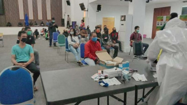 Warga yang dirazia PSBB menjalani rapid test di Markas Polrestabes Surabaya 
