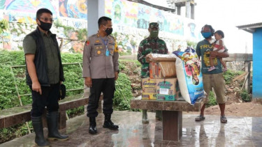 Polisi memberikan bantuan paket sembako kepada keluarga yang sempat mengonsumsi nasi aking (sisa nasi yang dikeringkan) karena terdampak pandemi corona di Kabupaten Bandung, Jawa Barat.