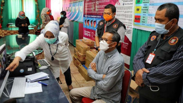 Gubernur Sulsel Nurdin Abdullah saat berada di Posko Induk Info Covid-