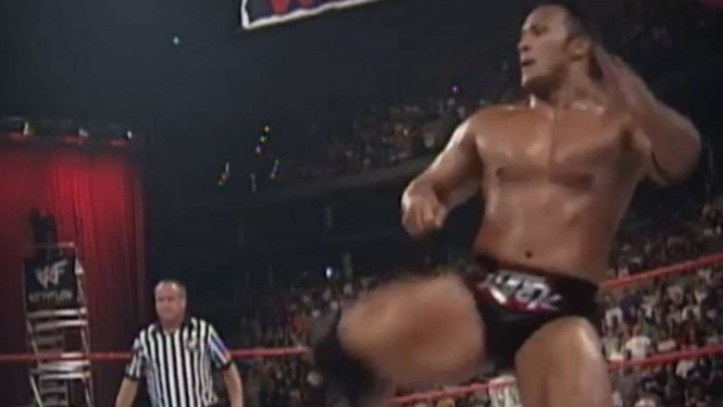 Aksi The Rock di arena WWE.